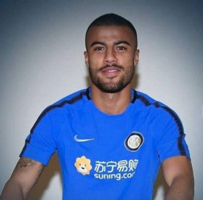 Rafinha: El Barcelona y el Inter de Milán han llegado a un acuerdo para la cesión, hasta final de temporada, del centrocampista Rafinha Alcántara al club italiano, que tiene una opción de compra sobre el jugador de 35 millones de euros, más otros 3 millones en variables. Es otra de las bajas del cuadro culé, anteriormente se fue Arda Turan.