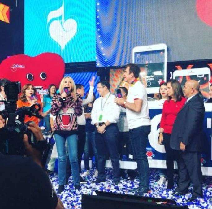 La popular estrella de Laura en América celebró con entusiasmo cunado la Teletón logró sobrepasar la meta establecida para este año, recaudando más de 66 millones de lempiras.