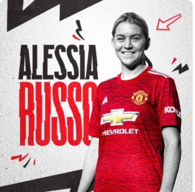 El Manchester United sorprendió este jueves tras confirmar el fichaje de la delantera inglesa Alessia Russo. <br/><br/>Russo se convirtió en agente libre después de perder su año en la universidad estadounidense de Carolina Tar Heels debido a la pandemia del Covid-19. La jugadora ha pactado un contrato por dos años con opción a un tercero.