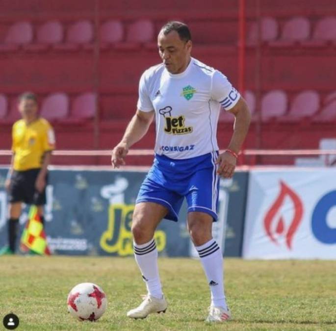 Cafú está metido en problemas por las deudas pero sigue jugando al fútbol en partidos especiales.