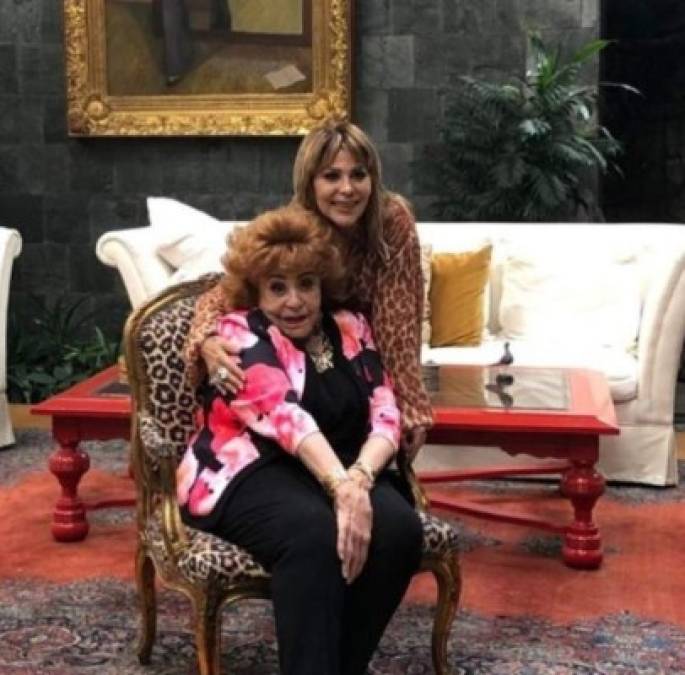 Alejandra Guzmán compartió esta foto junto a su famosa madre.
