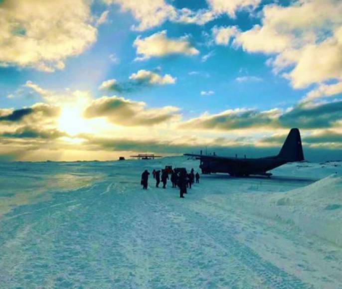 A bordo del C130 Hércules, perteneciente al Grupo de Aviación N° 10, viajan 38 personas, de las cuales 17 son tripulantes de la aeronave y 21 pasajeros.<br/><br/>La tripulación al completo pertenece a la FACh y de entre los pasajeros, 15 son de la FACh, tres son miembros del Ejército y tres son civiles: dos personas de la empresa de ingeniería Inproser y una persona de la Universidad de Magallanes.