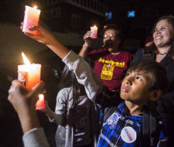 Jimmy Ortiz, 8, enciende una vela durante el discurso del presidente Barack Obama.
