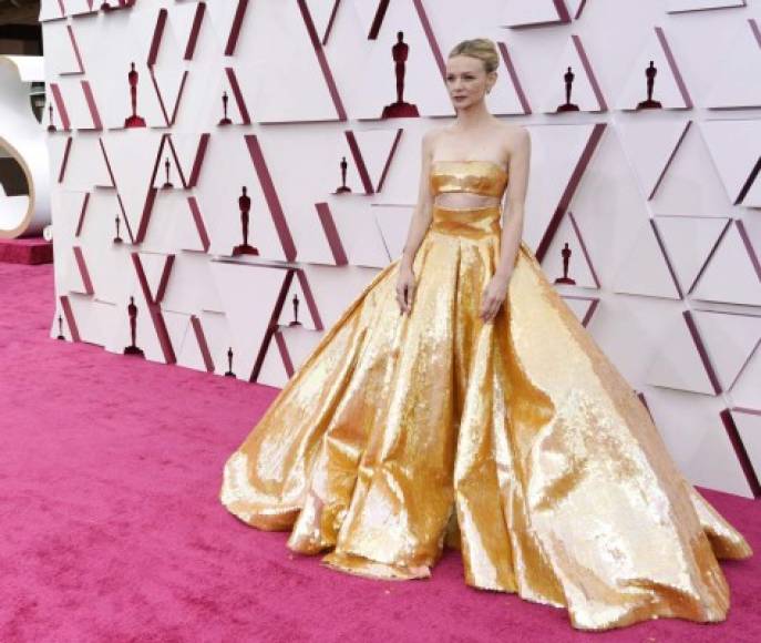 Carey Mulligan, joven y prometedora, nominada a mejor actriz, se convirtió en una de las grandes protagonista de la alfombra roja con un apabullante modelo de lentejuelas doradas, de Valentino alta costura.
