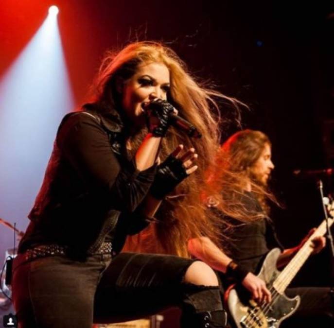 Vicky Psarakis (Chicago, 22 de junio de 1988) es la actual vocalista de la banda canadiense de death metal melódico The Agonist.<br/><br/>Imágenes tomadas del Instagram vickypsarakis<br/>