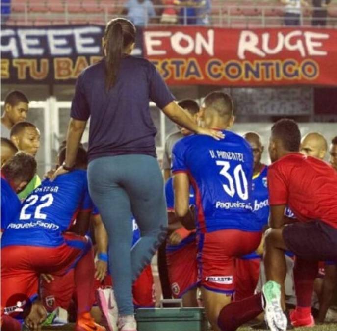 Leslie se lleva muy bien con los jugadores del equipo panameño.