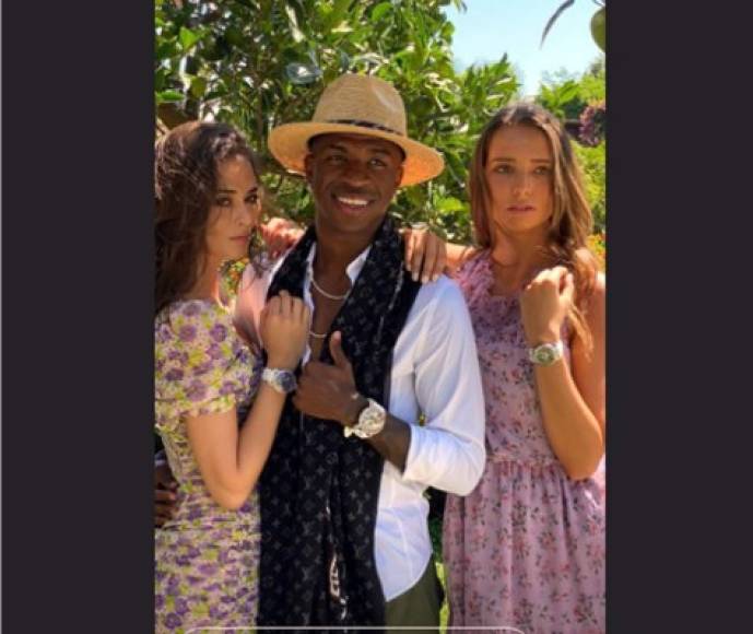 Vinicius estuvo grabando un video comercial con dos bellas modelos en Ibiza.