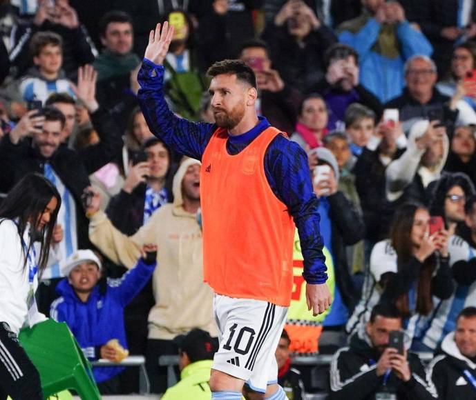 “No creo que Messi sea un gran fichaje para el PSG”, insistió Carragher. “Lionel, te amo absolutamente, eres el mejor jugador de todos los tiempos y comparado contigo yo era un burro, pero no estás jugando lo suficientemente bien”, añadía.