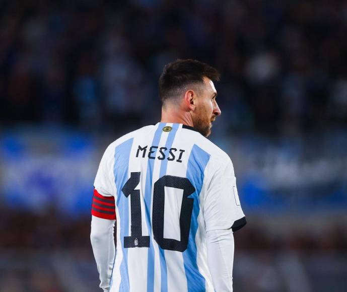 “Messi no está contento conmigo. Recibí un mensaje privado por Instagram de él mismo. No voy a mostrarlo, pero básicamente me dijo que era un burro”, contó el exfutbolista en medio de la transmisión de Sky Sports.