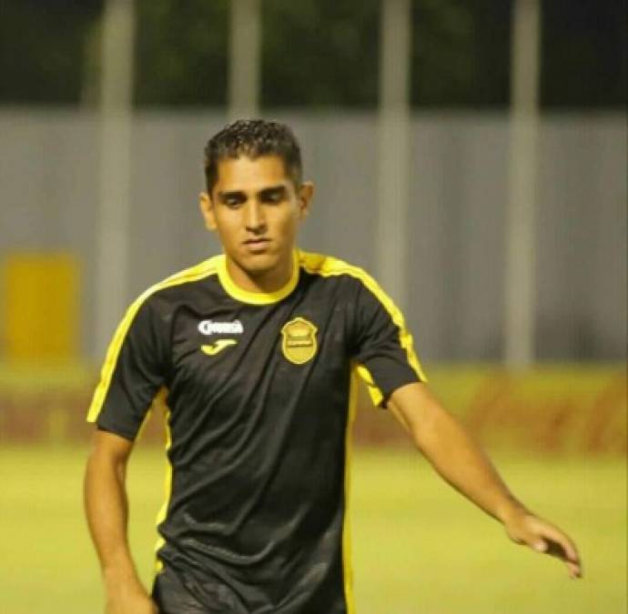 Jorge Claros: Tras ser dado de baja en Real España, el mediocampista hondureño fichó por el Spring Branch FC de Houston.