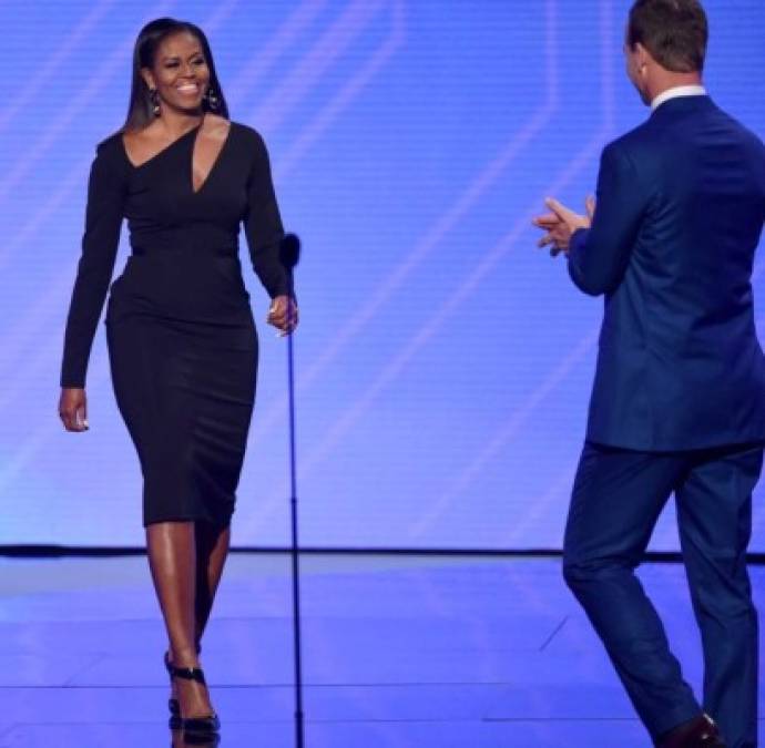 Michelle deslumbró con un vestido negro a la rodilla con un escote asimétrico que se llevó los aplausos de los críticos de moda.