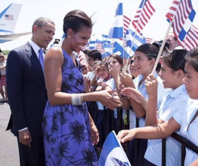 Cuando Trump llamó 'agujero de m....' a El Salvador, Souza colgó esta imagen con la siguiente leyenda: 'Saludando a niños en San Salvador en 2011. Siempre pensó (Obama) que El Salvador es un país hermoso y definitivamente no un 'agujero de m....'.