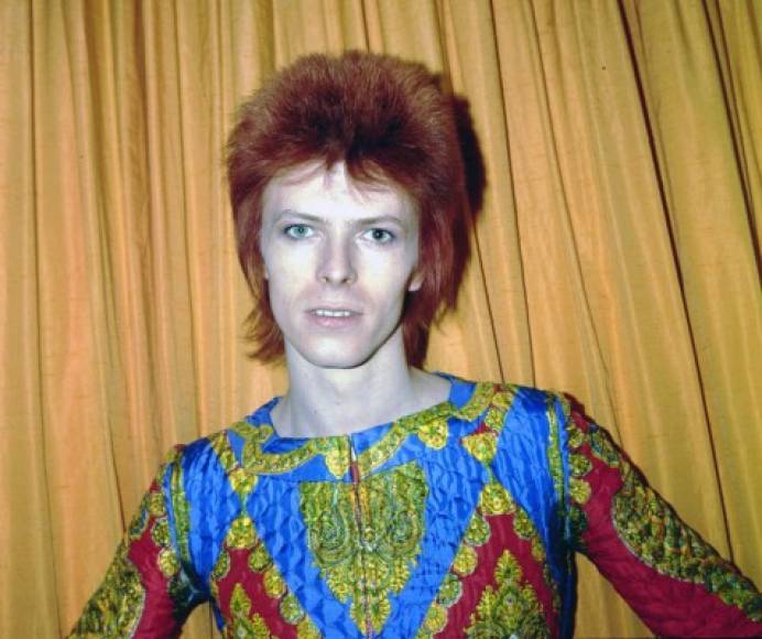 David Bowie (10 de enero de 2016) Le decían “el camaleón” y se merecía el apodo. El cantautor y actor nacido en Londres cambiaba de imagen como otros de camiseta. Su carrera en el rock y el pop se disparó como un cohete en los 70 y 80 con primeros lugares en las listas. Con su dominio del escenario e imagen cambiante inspiró a docenas de cantantes. Su rostro de ojos que parecían de colores distintos es instantáneamente reconocible dondequiera.<br/> <br/>