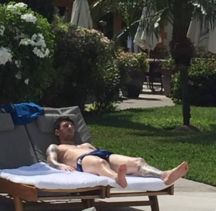 Messi se tiró en una silla y a recibir un poco de sol (que le hace falta) para olvidarse de una copa América agridulce.