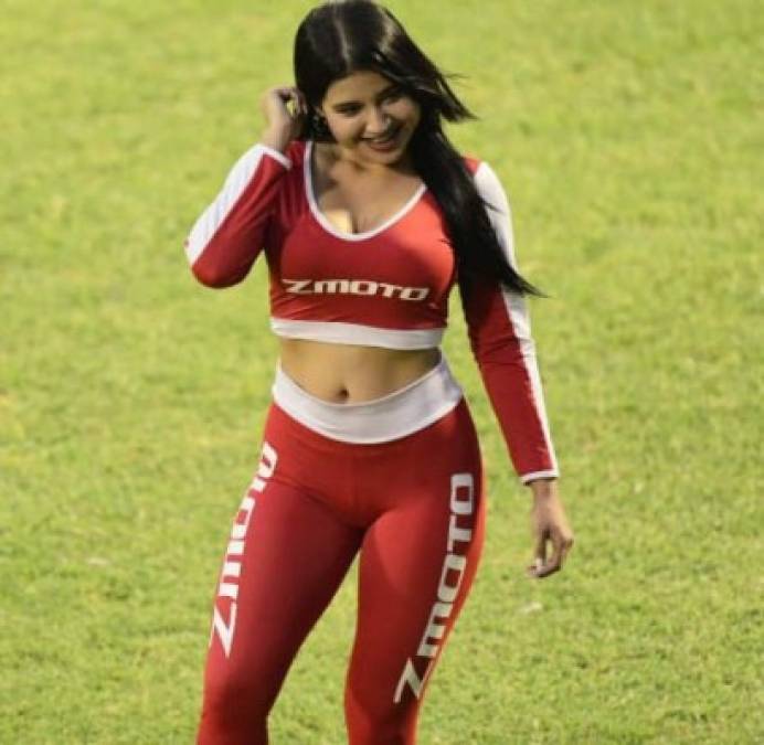 La hermosa edecán Jeimy González robó suspiros en el estadio Morazán.