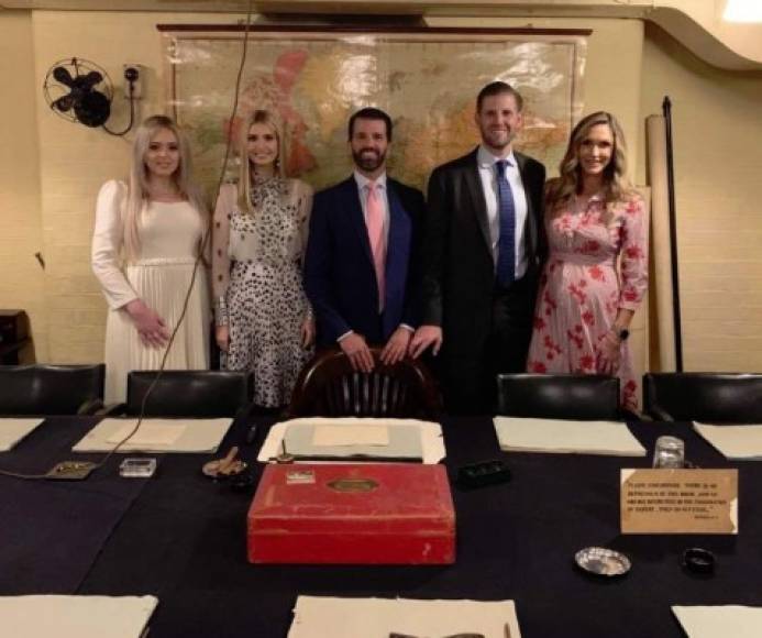 El clan Trump también ha tomado tiempo para realizar una visita a las Habitaciones de Guerra de Churchill en el museo Imperial de Londres.