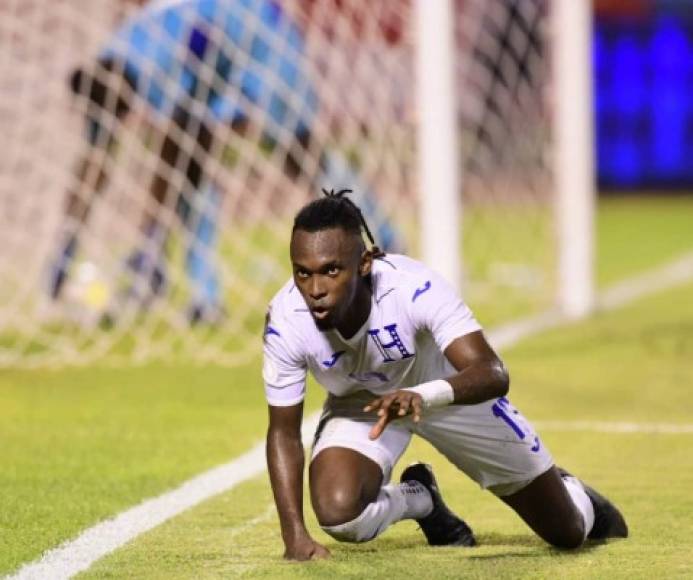 Alberth Elis celebrando su gol de penal como una pantera.