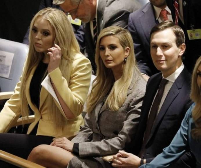 Tiffany, tildada como la rebelde de la familia, se sentó junto a su hermana mayor y su cuñado, Jarred Kushner, ambos asesores presidenciales del magnate.