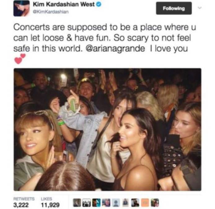 Kim Kardashian fue una famosa más que quiso dar un mensaje de apoyo a las víctimas del atentado terrorista ocurrido este lunes en Manchester, el que dejó un saldo de 22 muertos y decenas de heridos. Pero el amable gesto se tornó en ofensa para muchos, dado que la imagen que acompañaba el mensaje era ella en una fiesta, de lo más feliz, con Ariana Grande y su hermana Kendall. Los internautas la criticaron por querer 'publicitarse' a través de semejante desgracia.