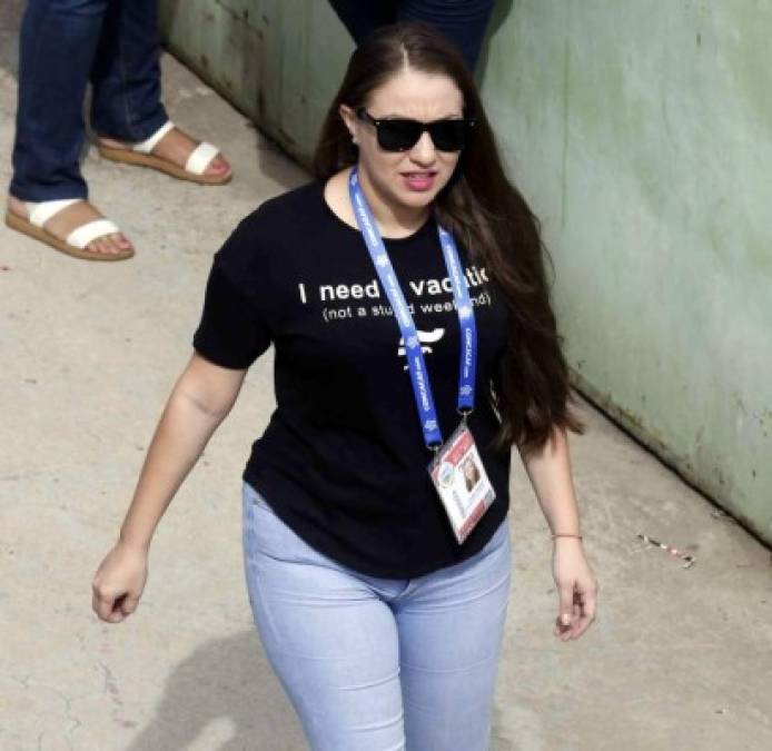 La bella periodista hondureña Laura Andino estuvo en el estadio Yankel Rosenthal.