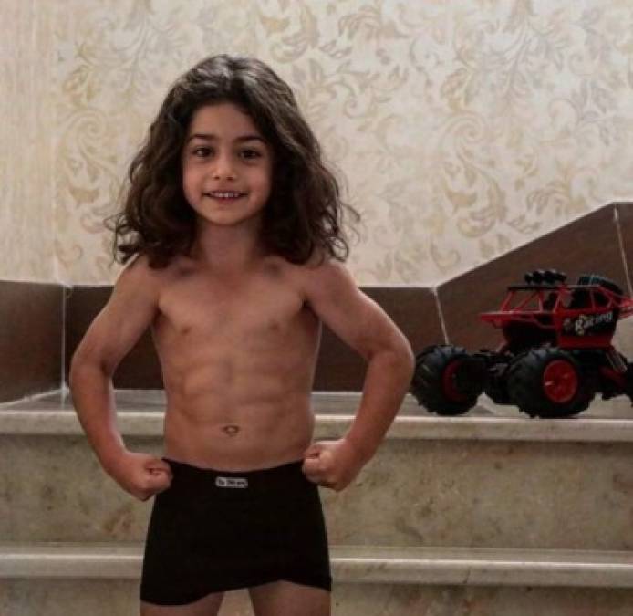 Arat tiene cinco años y sus vídeos se han vuelto virales en el internet y las redes sociales.