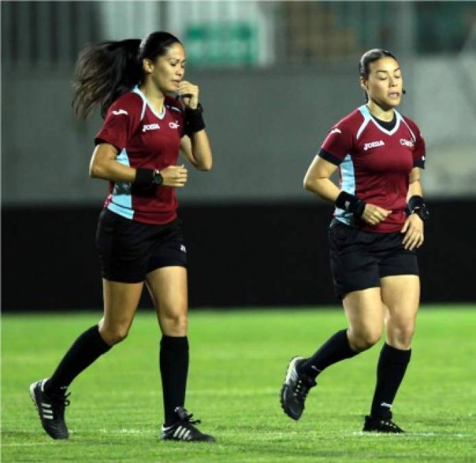 Las árbitros Shirley Perelló y Melissa Pastrana realizando calentamiento previo al partido Olimpia-Vida en el estadio Nacional.