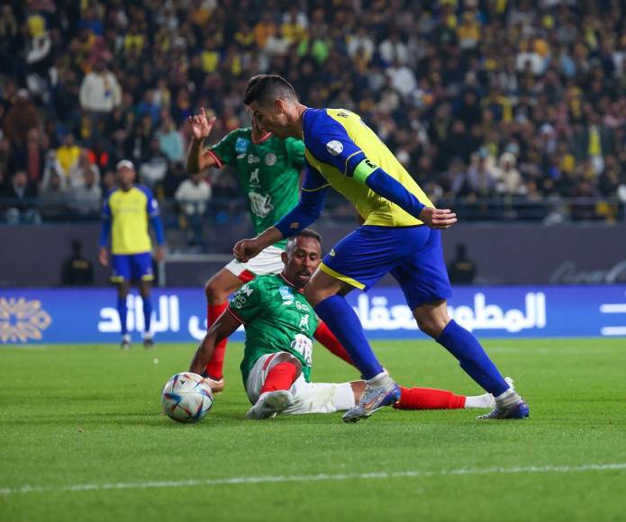 Cristiano Ronaldo ‘humilló‘ a este jugador del Al-Ettifaq, dejándolo sentado en el campo tras una gran acción de calidad.