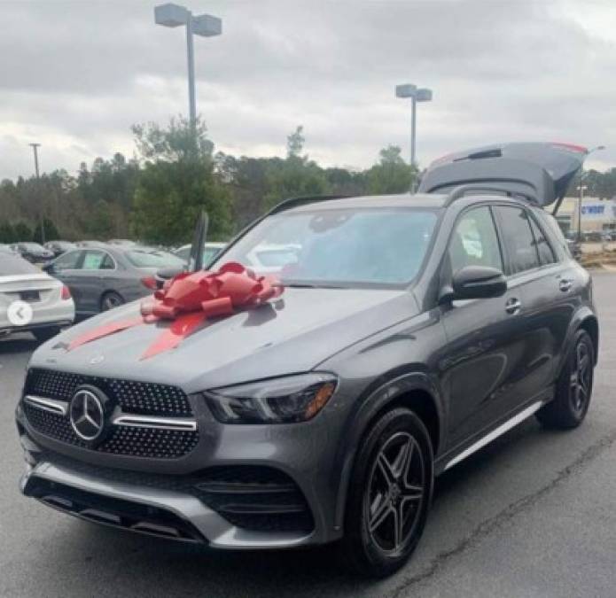 Teófimo López adquirió hace unos meses atrás este espectacular Mercedes Benz: 'Nuestra familia está creciendo', anunció el boxeador hondureño en sus redes sociales.