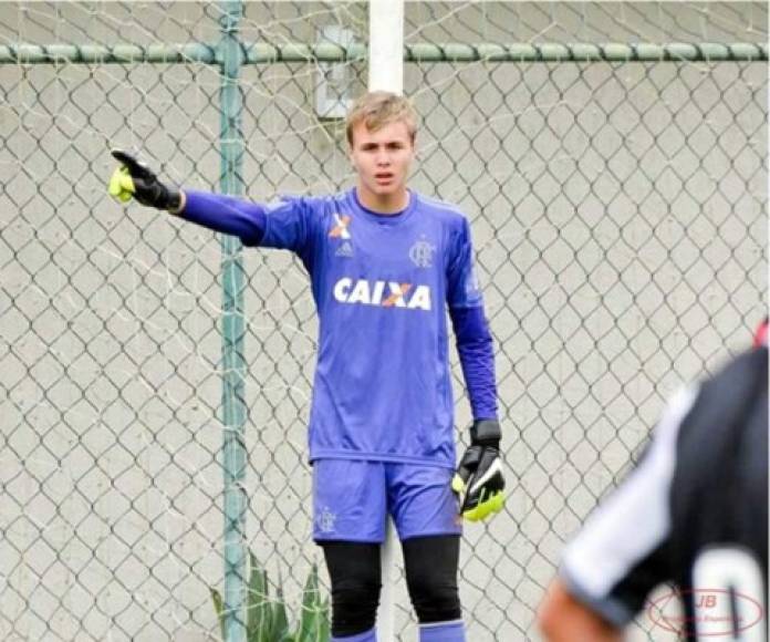 Bernardo Pisetta comenzó en fútbol-sala en el Valle del Itajaí, antes de irse al Athletico Paranaense, donde estuvo hasta agosto de 2018, cuando fue al club carioca.