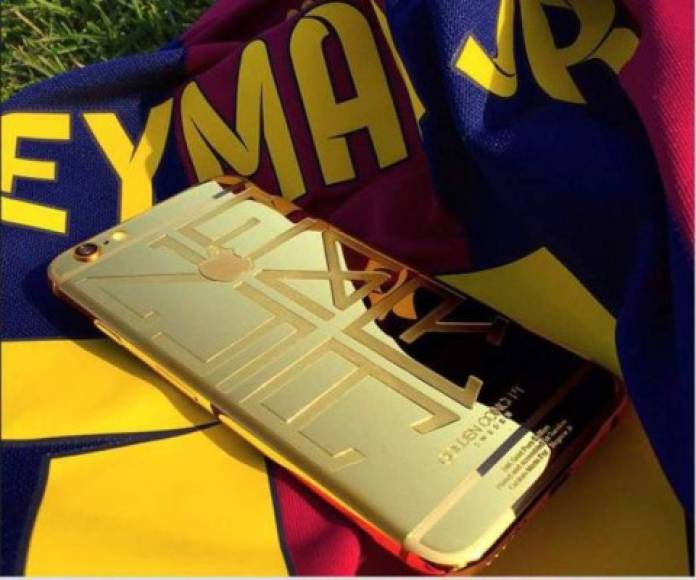 Neymar se gastó unos 10 mil euros en una funda de oro para su iPhone. La estrella brasileña vive rodeado de lujos.