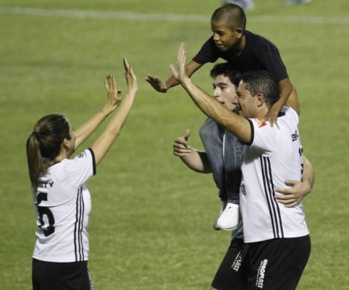 Fernando del Rincón,Danilo Carrera y Maity Interiano cargando a un pequeño que tuvo participación.