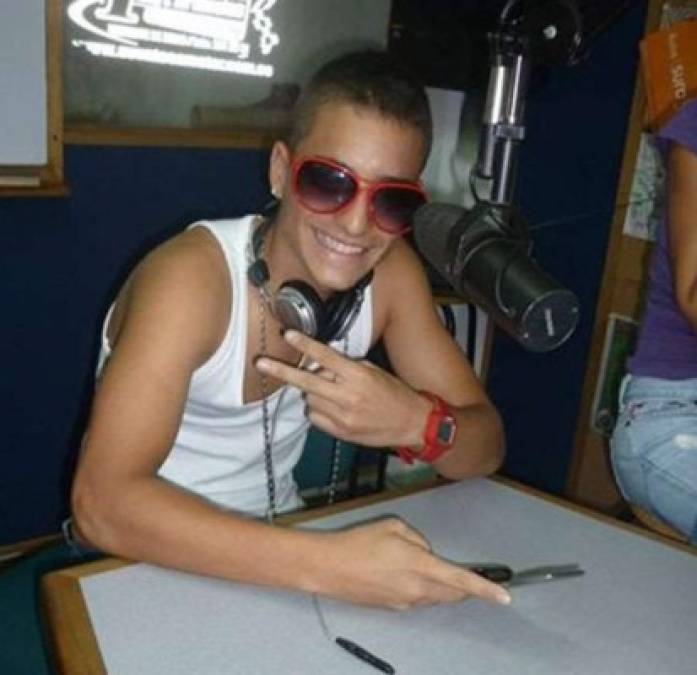 No sabían mucho sobre la industria musical, pero sabían que tenían que ser creativos.<br/><br/>En 2010, Maluma estaba luchando para que las estaciones de radio pusiera sus canciones y terminó realizando entre 250 y 300 espectáculos en eventos escolares en Medellín de forma gratuita solo para promocionar su música.<br/><br/>'Me recogían en la escuela a las 2 pm y yo iba a otras escuelas a cantar', cuenta en el documental.<br/><br/>Su primer cheque de pago llegó poco después, cuando fue invitado a cantar en una fiesta de quinceañera en Neiva, Colombia.<br/>