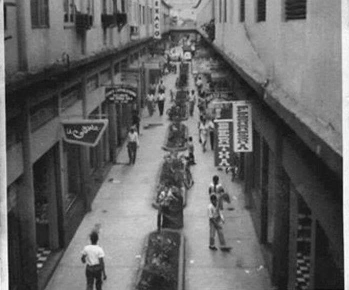 Una imagen del Pasaje Valle en Pasaje 1950, dos años después de su inauguración. Para ese entonces el lugar lucía efectivamente como un pasaje con varios negocios a los costados. 