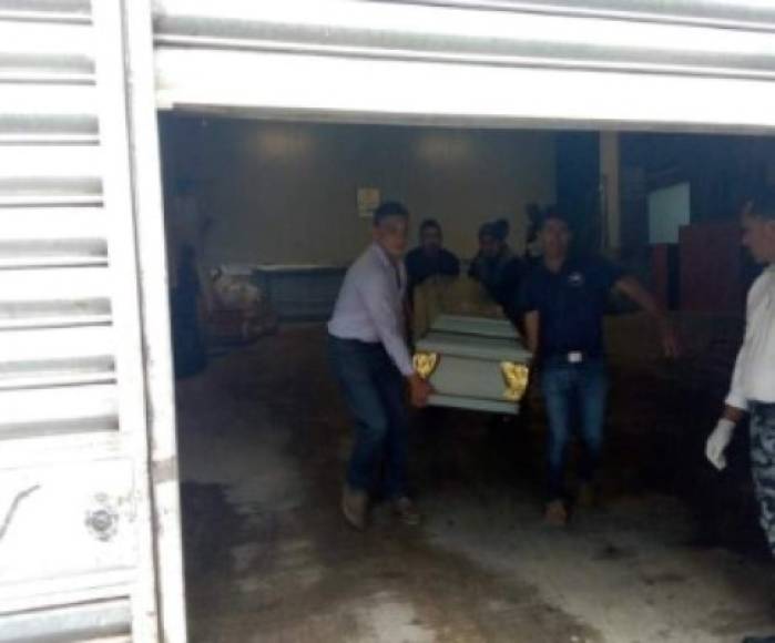 Los familiares de Carlos llegaron hasta la morgue capitalina para retirar su cuerpo.