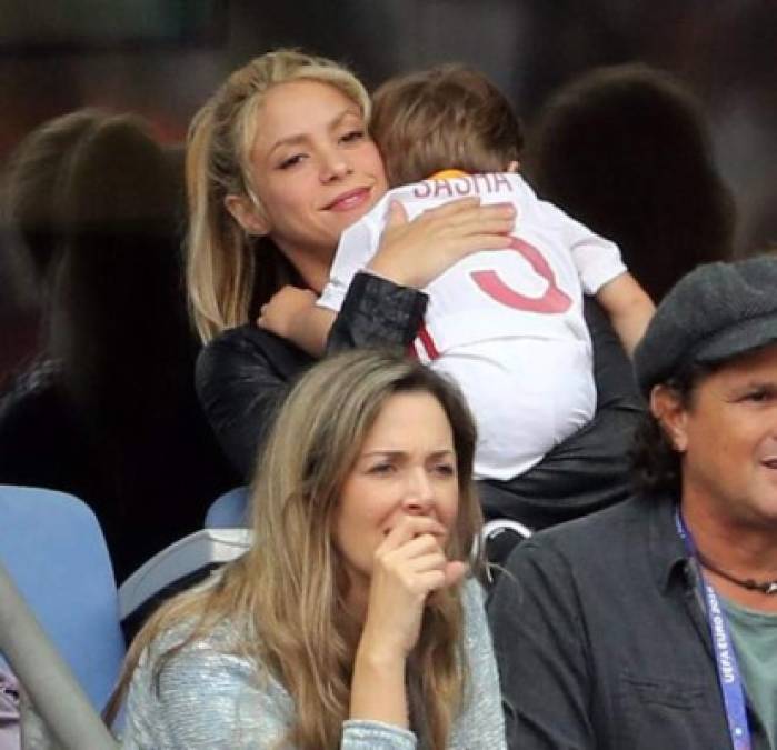 También el pequeño Sasha estuvo acompañado a su madre mientras su padre Piqué jugaba.