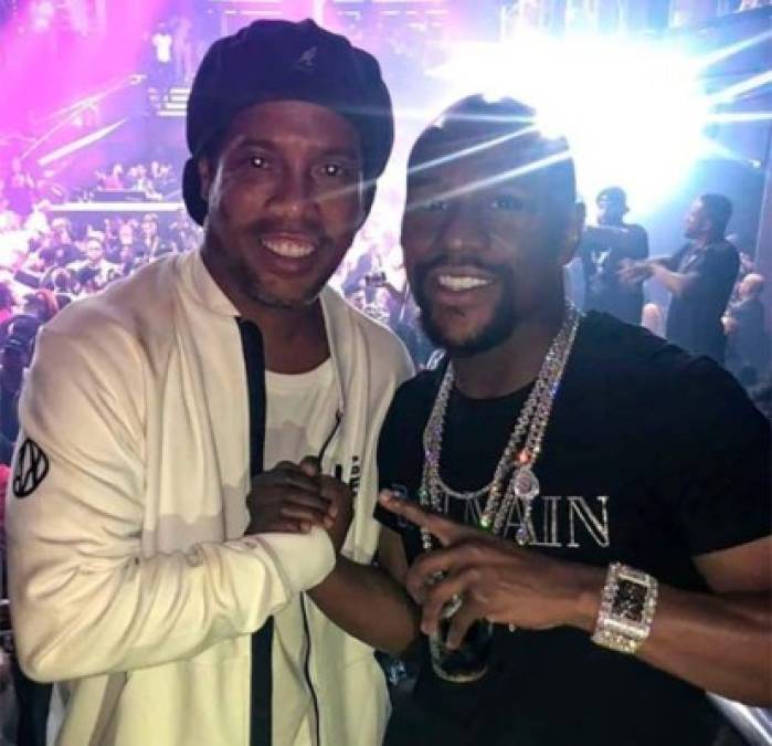 Ronaldinho ha compartido varias fiestas con el boxeador Floyd Mayweather, considerado como el número 1 del boxeo. Han realizado varias fiestas en Miami.