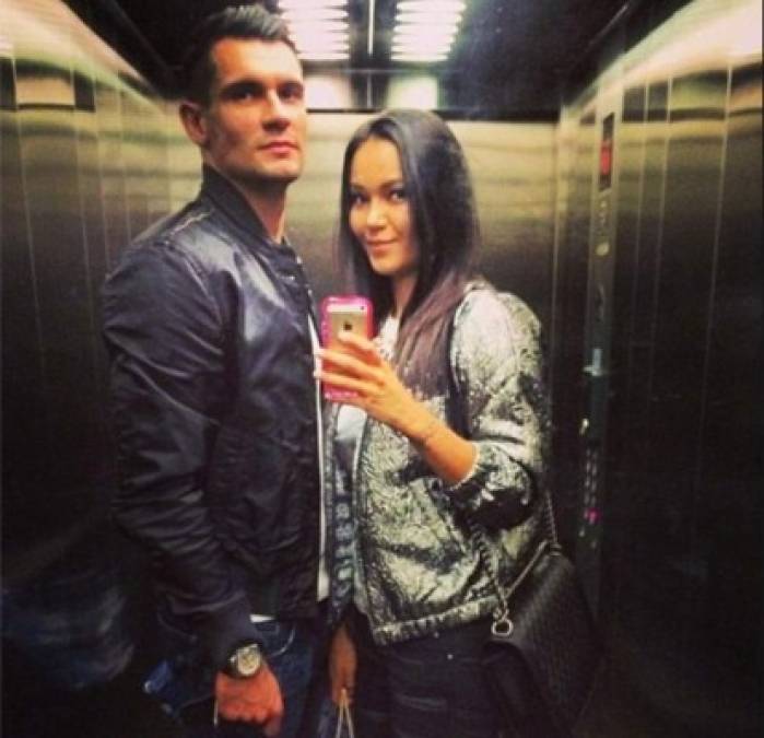 Anita Sekulic es la mujer de Dejan Lovren, del Liverpool. El defensa croata de origen bosnio también lleva con su mujer toda la vida ya que empezó a salir con ella siendo un adolescente de 16 años. Se casaron en el año 2013 y tienen dos hijos, Elena y Josip.