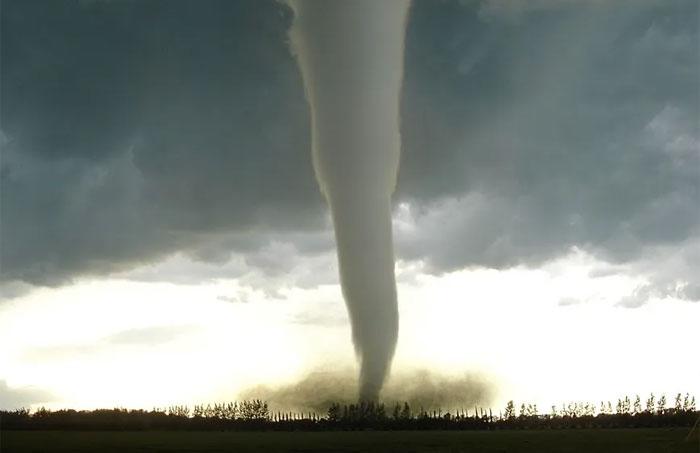 Poderosos tornados dejan destrucción en Estados Unidos