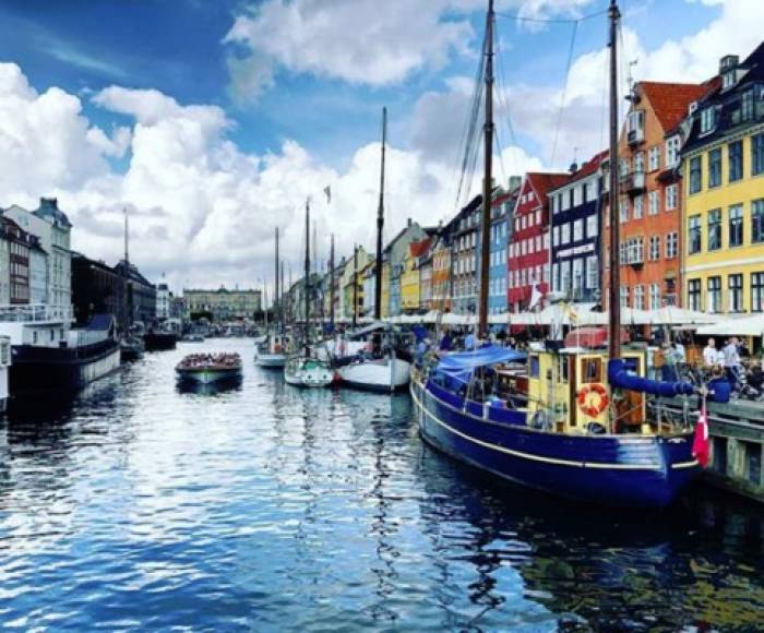 En la novena posición destaca Copenhague, una ciudad de más de dos millones de habitantes, con un ordenado sistema de transporte y que ofrece educación y sanidad gratuita a sus habitantes.​ /Foto @Squad67.
