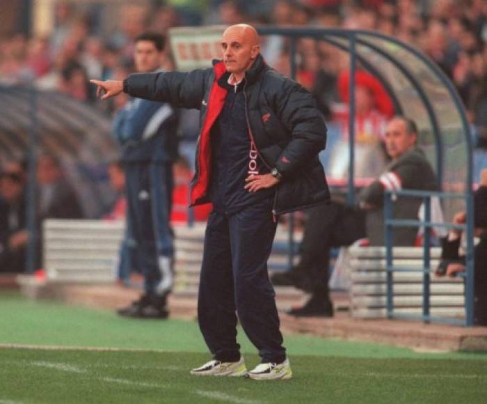 Arrigo Sacchi nunca jugó en el profesionalismo y sólo se desempeñó como defensa en divisiones inferiores o en el futbol amateur de Italia. Ha dirigido a grandes equipos como el Milan, el Atlético de Madrid o a la selección italiana.