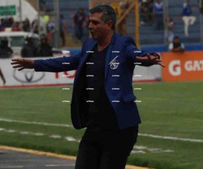 Contrario a lo decepcionado que estaba Héctor Vargas, el entrenador Diego Vázquez del Motagua se vio emocionado y festejó a lo grande los goles de sus pupilos.