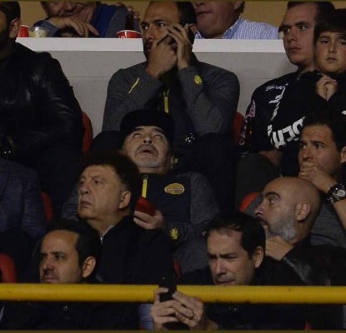 La reacción de Maradona tras uno de los goles de San Luis.