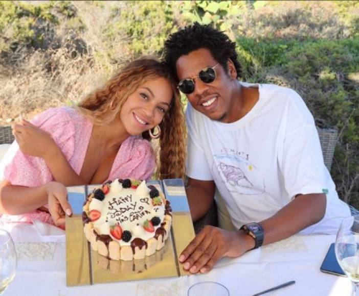 En muchas de las imágenes Beyoncé se ve junto a su marido y padre de sus tres hijos, Jay-Z en una celebración sencilla.