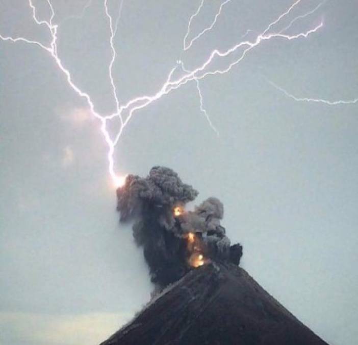 Este volcán provocó en septiembre de 2012 la última emergencia por erupción en el país, causando la evacuación de unos 10.000 habitantes asentados en poblados al sur del coloso.