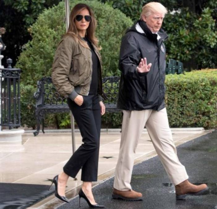 Sus tacones 'a prueba de agua' le provocaron sendas críticas y resaltaron el elitismo que llevaron los Trump a la Casa Blanca, según sus opositores. Lo cierto es que la primera dama utilizó un par de tennis blancos para recorrer las zonas afectadas. Y más tarde, al viajar a la Florida para recorrer las zonas afectadas por el huracán Irma, volvió a utilizar sus stilettos, haciendo caso omiso a las críticas.