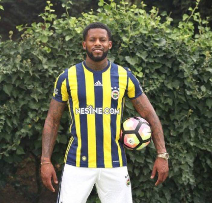 El Fenerbahce ha hecho oficial la cesión con opción de compra de Jeremain Lens. El jugador del Suderland ha pasado el reconocimiento médico esta mañana con la entidad turca.