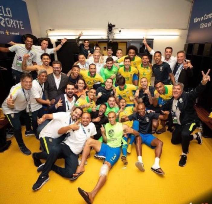 El festejo de los jugadores de Brasil en el camerino, con Neymar incluido.