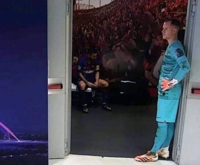 La imagen viral de un Messi abatido. Esta foto del argentino se viralizó tras el partido en la que se le ve en el vestuario totalmente devastado. Con la mirada pérdida. En la puerta, Ter Stegen también aparece incrédulo ante el resultado.