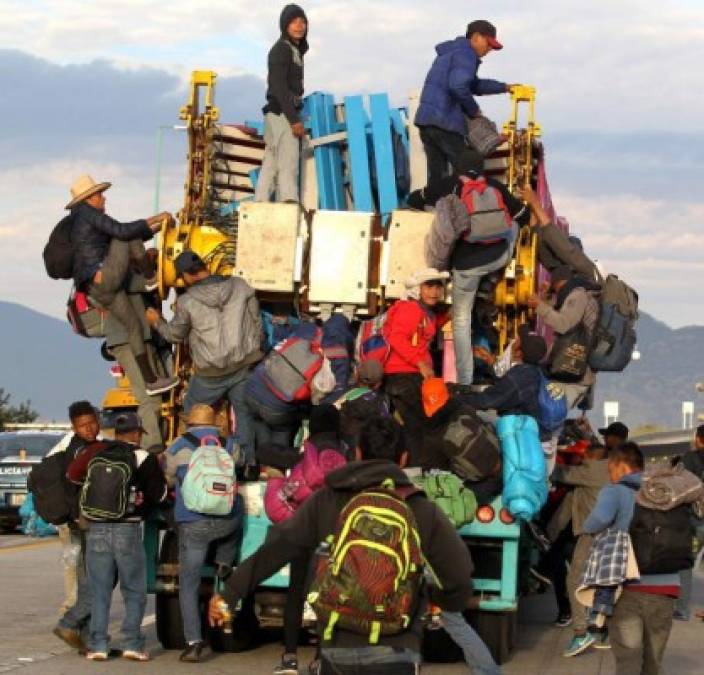 Al menos otros tres grupos, dos de estos caravanas de salvadoreños, se sumaron a este éxodo masivo, sumando hasta 11,500 migrantes cruzando México.