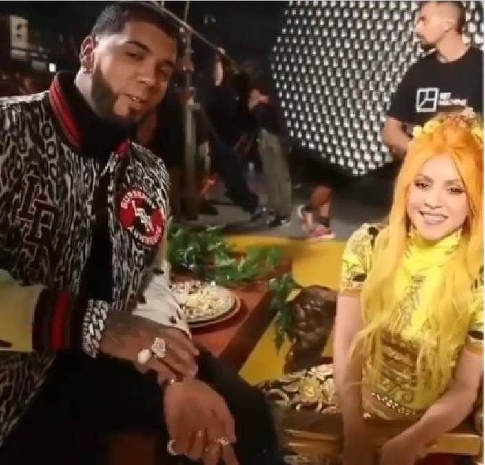 A Shakira se la ha visto con Anuel AA en plena grabación del video musical 'Me Gusta', con un look diferente.